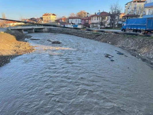 Karlar erimeye başlayınca akarsuların debisi yükseldi