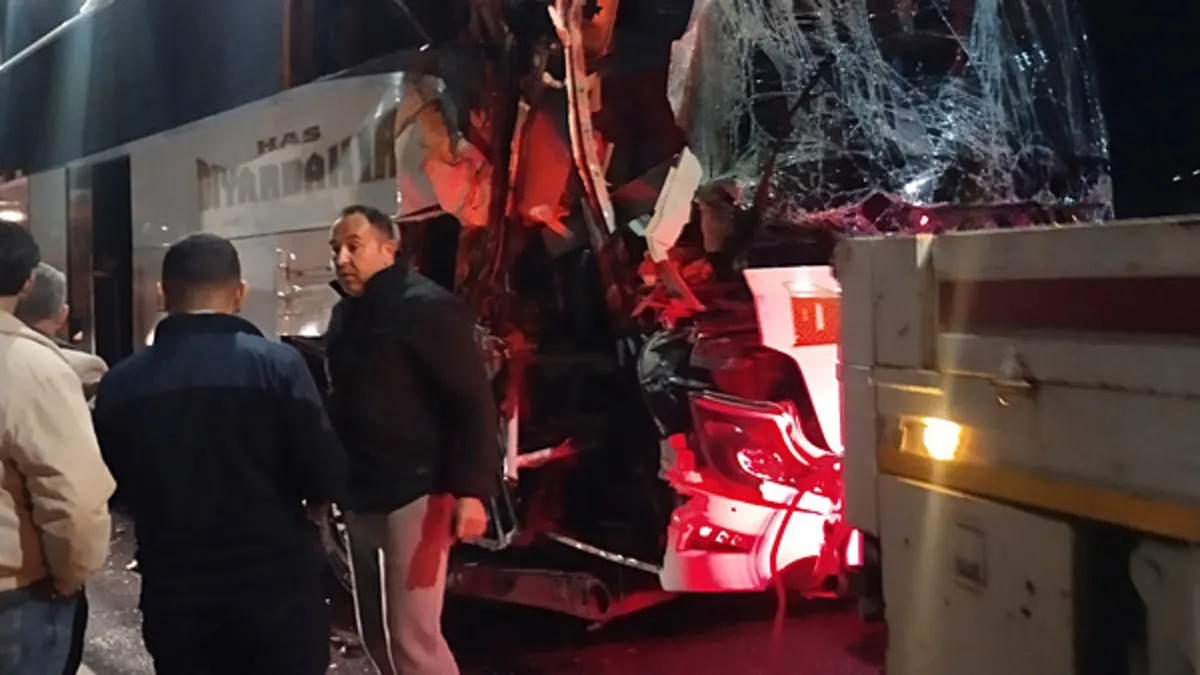 İstanbul’da yolcu otobüsü tıra arkadan çarptı: 10 kişi yaralandı! İstanbul’da yolcu otobüsü tıra arkadan çarptı: 10 kişi yaralandı!