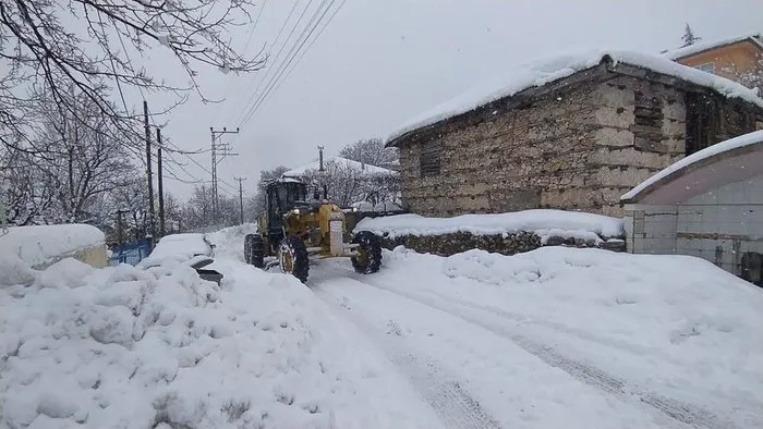 Akseki’de kardan kapalı olan kırsal mahalle yollarında karla mücadele