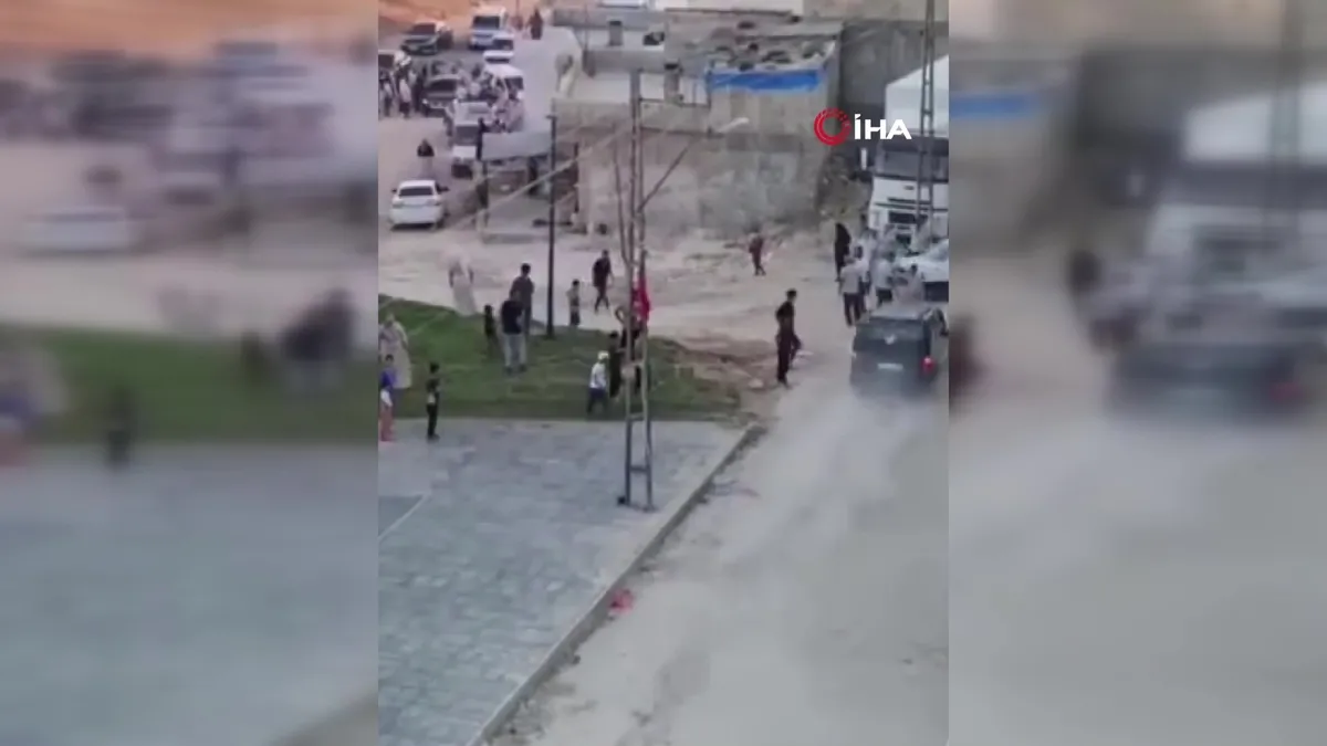 Gaziantep'te sokak savaş alanına döndü: Araçla kalabalığın arasına dalan şahıs yürekleri ağızlara getirdi! O anlar kamerada
