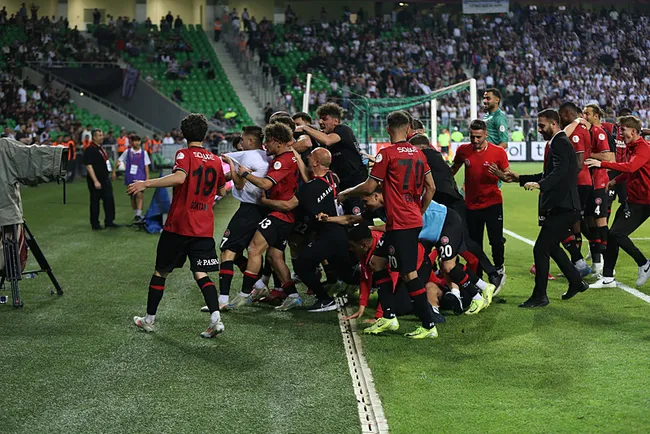 fatih-karagumruk-yeniden-super-ligde-bandirmasporu-uzatmalarda-devirdi-1748548263203.jpeg