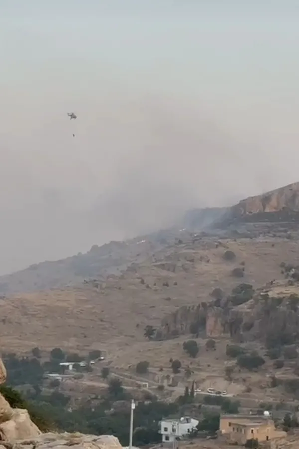 gurs-vadisi-daglarinda-cikan-yangina-helikopter-ile-mudahale-ediliyor-1782238198760.jpg