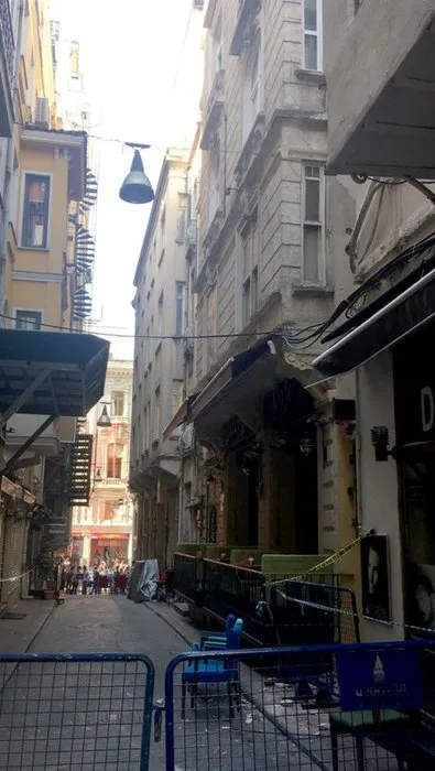 Beyoğlu’nda tarihi bina çökme riski nedeniyle boşaltıldı