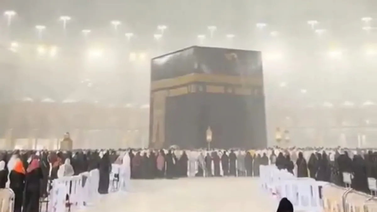 Kabe’de hacılar tavafı sağanak yağmurla yaptı Kabe’de hacılar tavafı sağanak yağmurla yaptı