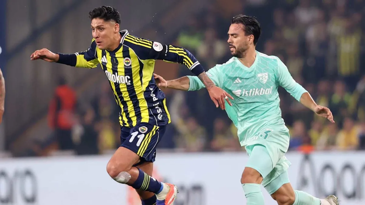 Kayserispor Kulübü binası önünde futbolcular