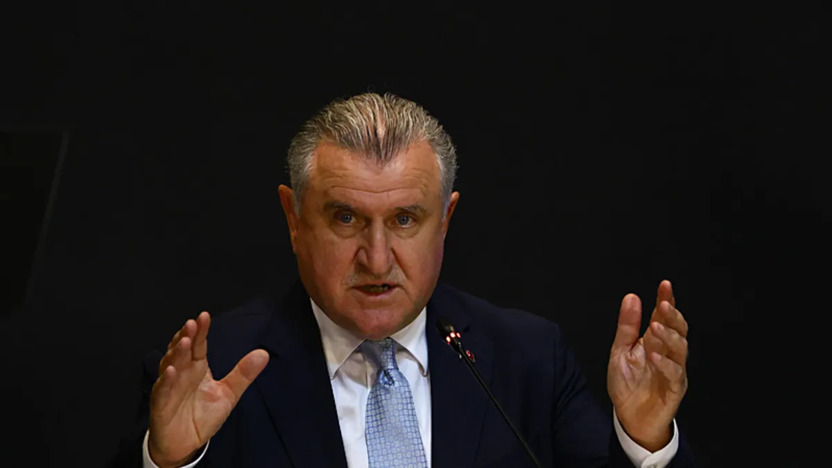 Bakan Bak: "Bu çocuklar iyi işler yapacaklar, güvenmeye devam edelim"