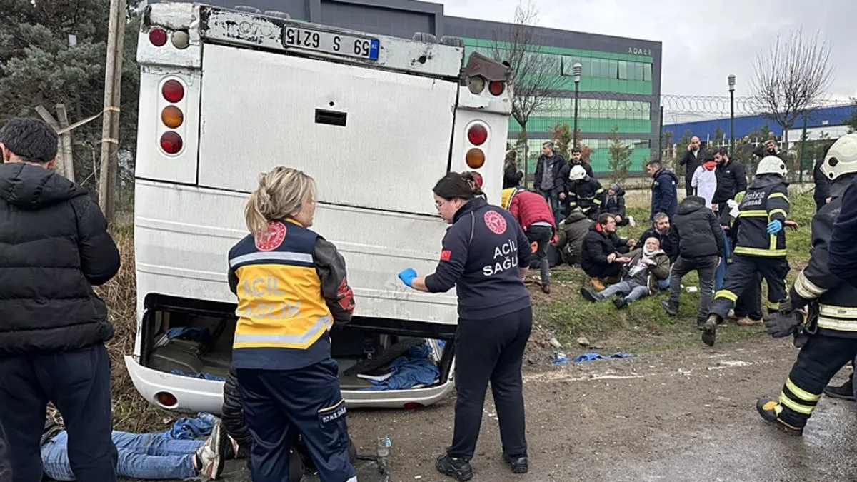 Tekirdağ’da feci kaza: Takla atan servisteki 24 işçi yaralandı! Tekirdağ’da feci kaza: Takla atan servisteki 24 işçi yaralandı!