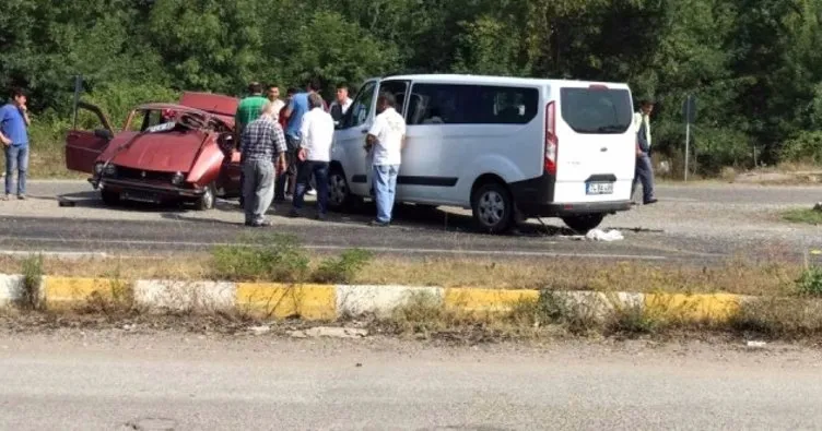 Zonguldak’ta minibüs ile otomobil kafa kafaya çarpıştı