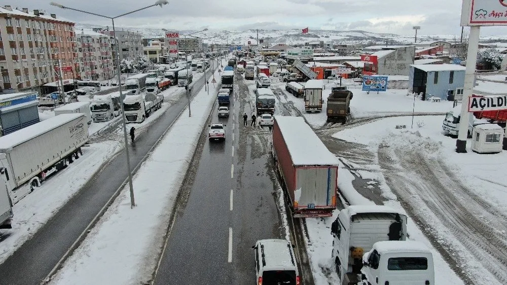 Bursa istikametine trafik 12 saat sonra kontrollü şekilde açıldı