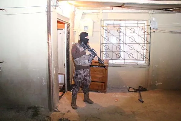 İstanbul’da helikopter destekli şafak operasyonu