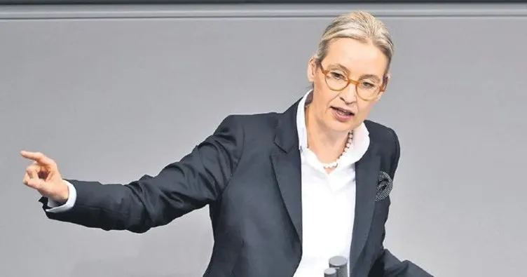 Weidel, Merz’i geride bıraktı