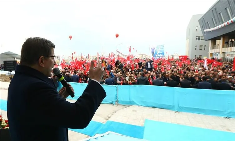 Başbakan Davutoğlu’na Van’da yoğun ilgi