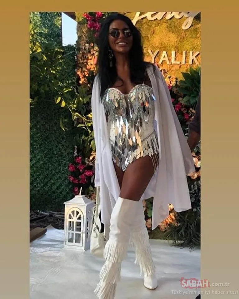 Sosyetik Guzel Sureyya Yalcin Yine Cok Konusuldu Davete Mayosuyla Katildi Son Dakika Magazin Haberleri Sosyetik Guzel Sureyya Yalcin Yine Cok Konusuldu Davete Mayosuyla Katildi Son Dakika Magazin Haberleri