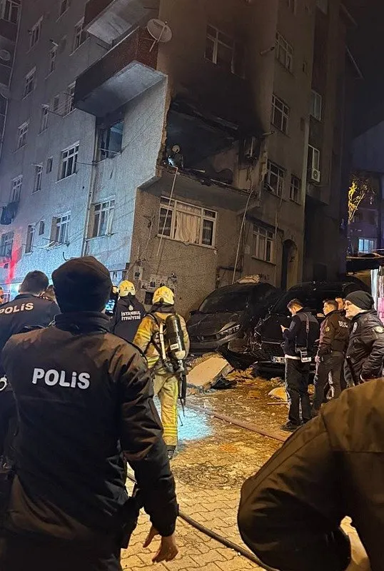 son-dakika-kagithanede-binada-patlama-olay-yerine-ekipler-sevk-edildi-bir-kisi-yaralandi-1762977814730.jpeg