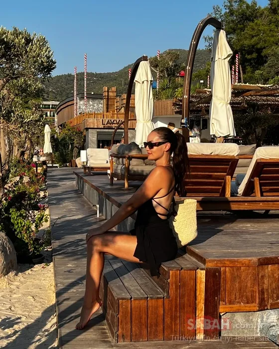 Güzelliği güneşi kıskandırdı! Fahriye Evcen siyah mayosu ile yine yaktı geçti! Utanır insan böyle güzel olunur mu?