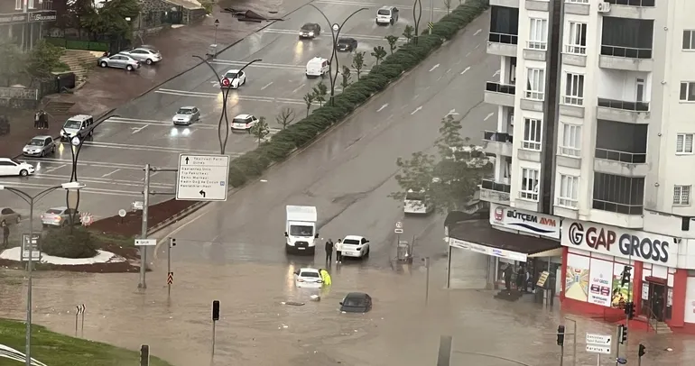 Sağanak hayatı felç etti! 3 yaralı