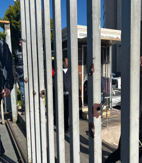 istanbul-adliyesindeki-teror-saldirinin-izleri-demir-korkuluklarda-goruldu-1707302220487.jpg