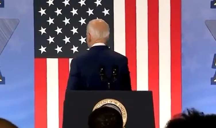 ABD lideri Joe Biden boşlukla tokalaştı! Sosyal medyayı ayağa kaldıran video
