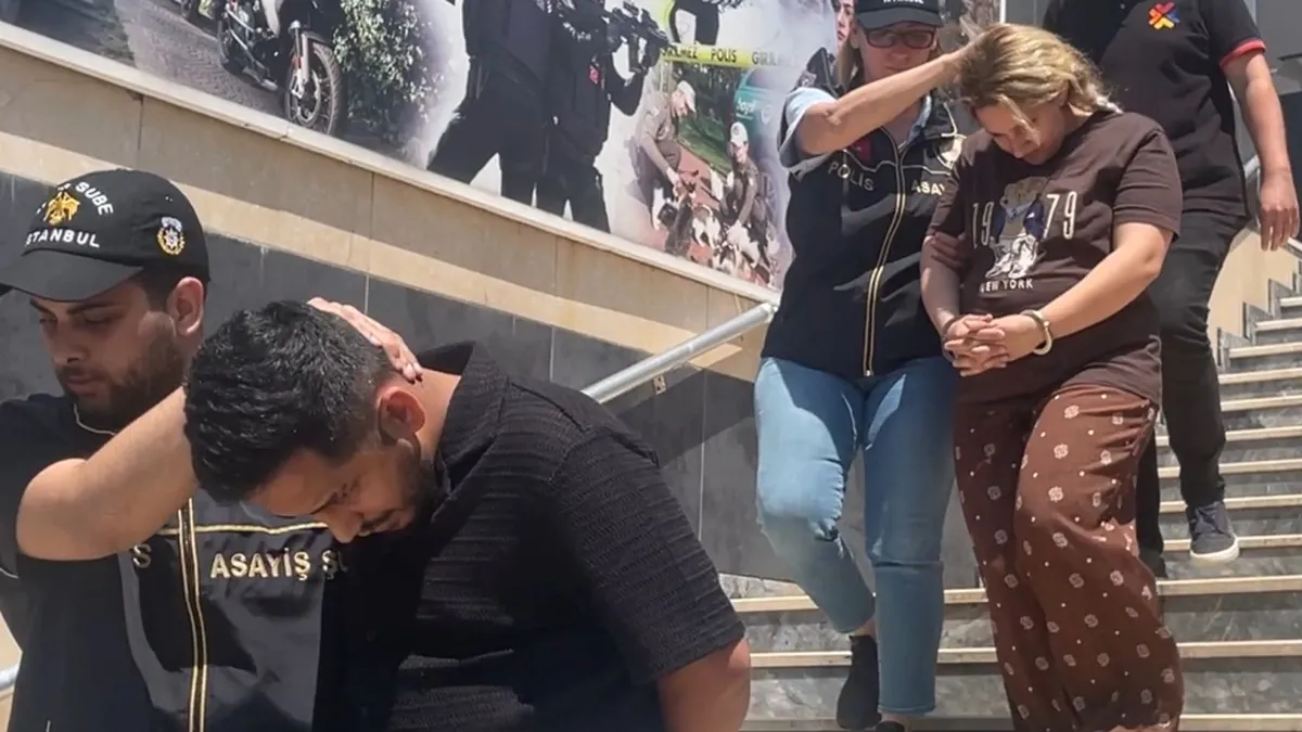 Müşteri gibi gezdiği marketten çantayı böyle çaldı: 2 hırsız kıskıvrak yakalandı Müşteri gibi gezdiği marketten çantayı böyle çaldı: 2 hırsız kıskıvrak yakalandı