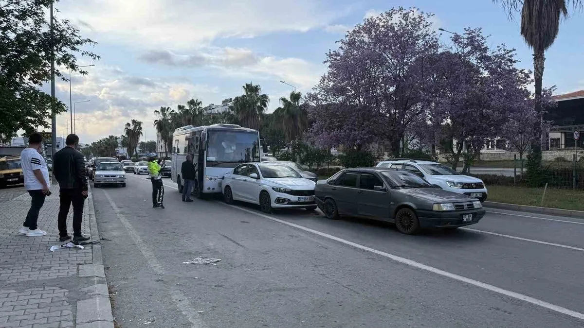 Antalya’da zincirleme kaza: 2’si çocuk, 3 yaralı!