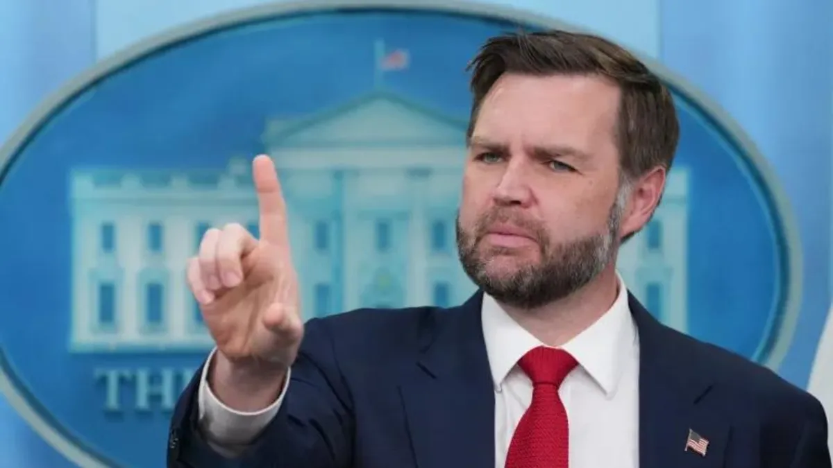ABD Başkan Yardımcısı JD Vance, Beyaz Saray'da gazetecilere açıklama yaparken.