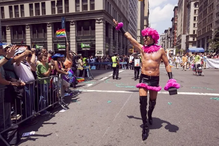 Eşcinseller sokaklara döküldü