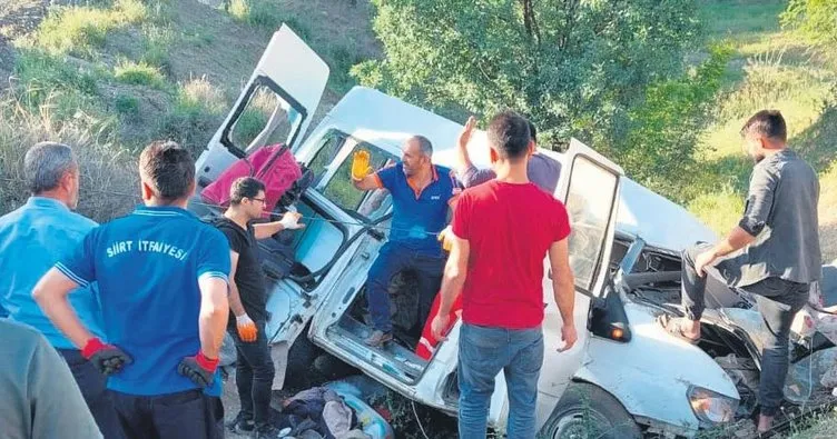 İşçi minibüsü şarampole yuvarlandı; 4 ölü 6 yaralı
