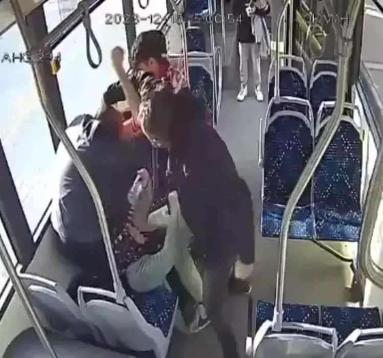 Otobüste 77 yaşındaki adamı döven okul müdürü tutuklandı mı? Görüntüler oldukça tepki çekmişti!