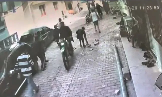 Hatay’da park yeri kavgasında ortalık savaş alanına döndü: Birbirlerine kaldırım taşı ile saldırdılar!