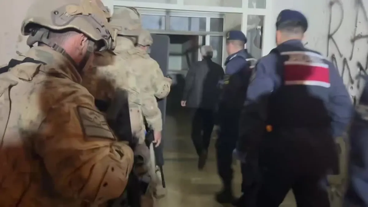 7 ilde 7 ayrı operasyon: 42 şüpheli tutuklandı 7 ilde 7 ayrı operasyon: 42 şüpheli tutuklandı