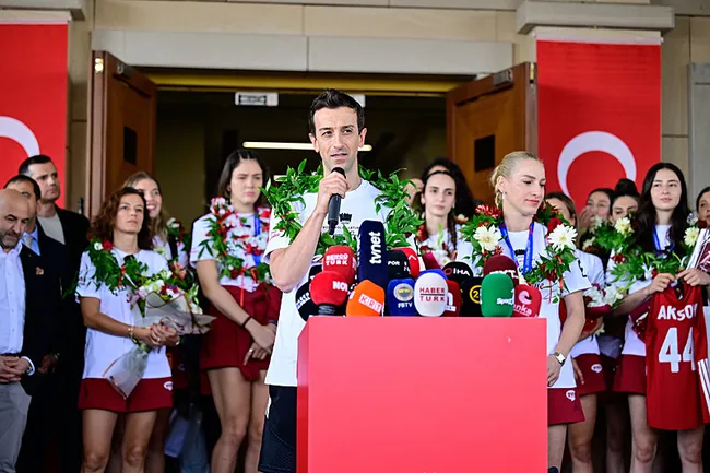 sampiyon-a-milli-kadin-voleybol-takimi-yurda-dondu-1785158427018.jpeg
