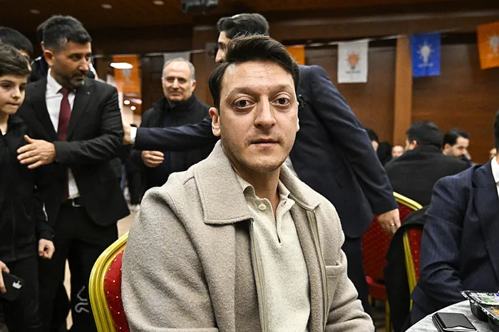 mesut-ozilden-gures-milli-takimi-kampina-ziyaret-1772208825606.jpeg