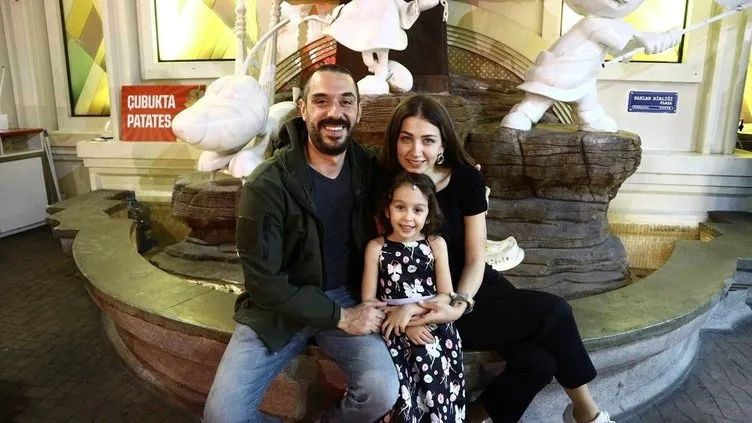 Kerem Alışık oğlu Sadri Alışık ile aynı dizideymiş...Ünlü oyuncu Kerem Alışık'ın oğlu Sadri Alışık dedesinin kopyası!