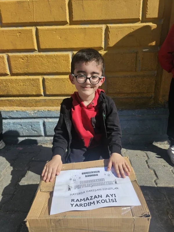 minik-ogrenciler-harcliklariyla-ramazan-kolisi-hazirladi-1743077373626.jpg
