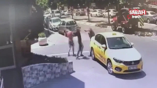 İstanbul Beylikdüzü’nde bir genç annesine sarkıntılık eden taksiciyi demir çubukla böyle dövdü!