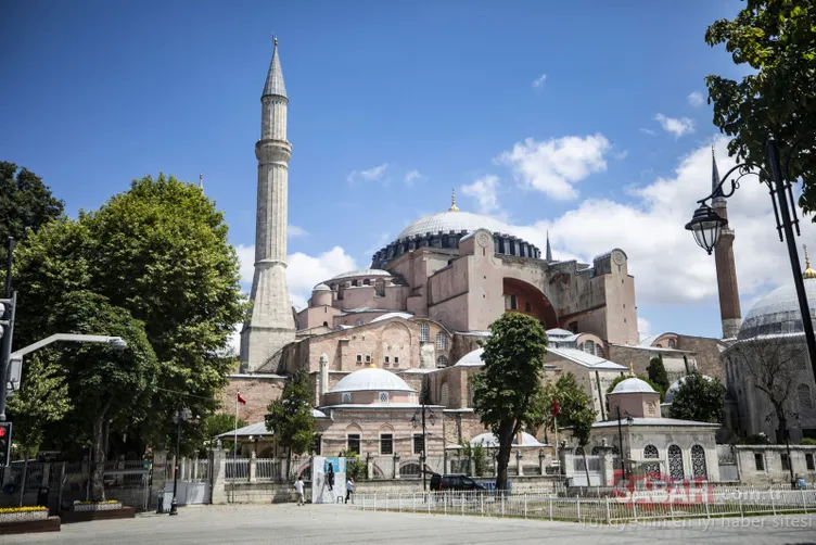 Εικόνες της τελευταίας στιγμής και όλες οι εξελίξεις από την Αγία Σοφία που προετοιμάστηκαν για την προσευχή της Παρασκευής