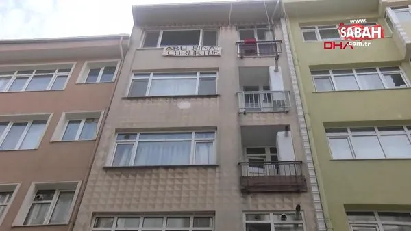 'Bu bina çürüktür' pankartı asıp evi boşalttı | Video