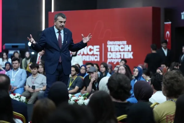 bakan-tekin-universite-tercih-destek-programinda-genclerle-bir-araya-geldi-1786121292653.jpg