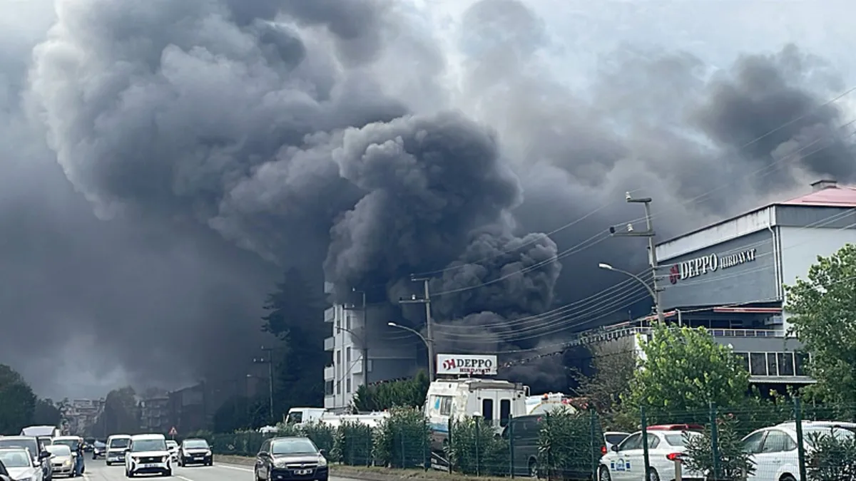 Trabzon’da kara dumanlar gökyüzünü kapladı: Karadeniz Sahil Yolu'nda ulaşım tek şeride düştü!