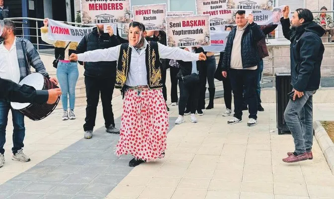 Rüşvetçi başkana köçekli protesto
