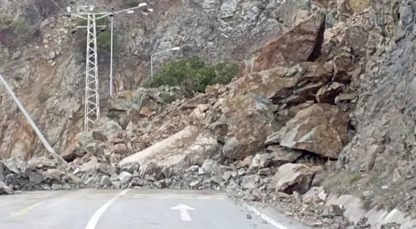 gumushane-giresun-karayolu-heyelan-nedeniyle-ulasima-kapandi-1772542321900.jpg