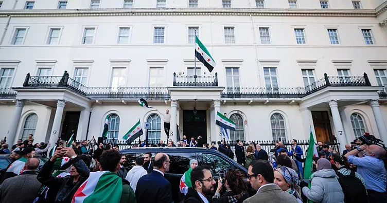 Suriye bayrağı Londra’da göndere çekildi