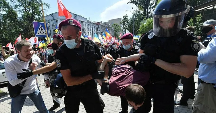 Ukrayna’da Devlet Başkanlığı önünde kavga: 15 gözaltı