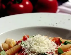 Domatesli ve Fesleğen Soslu Penne