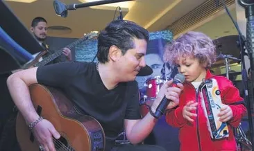 3 yaşındaki oğluyla şarkı söyledi