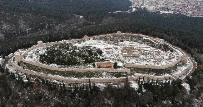 tarihi aydos kalesi nde kar yagisi