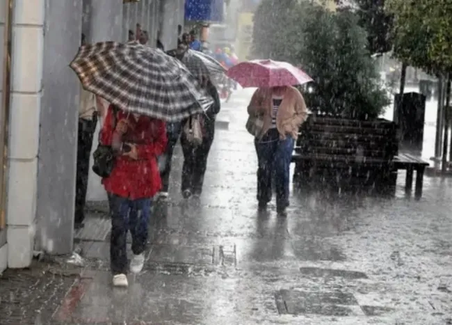son-dakika-meteoroloji-uyardi-28-ilde-kuvvetli-saganak-ve-firtina-kapida-montlarinizi-cikartin-1758780885673.jpg