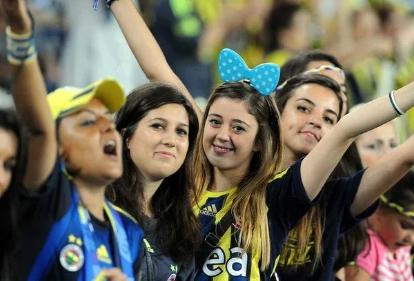 Fenerbahçe tribünleri erkeği unuttu