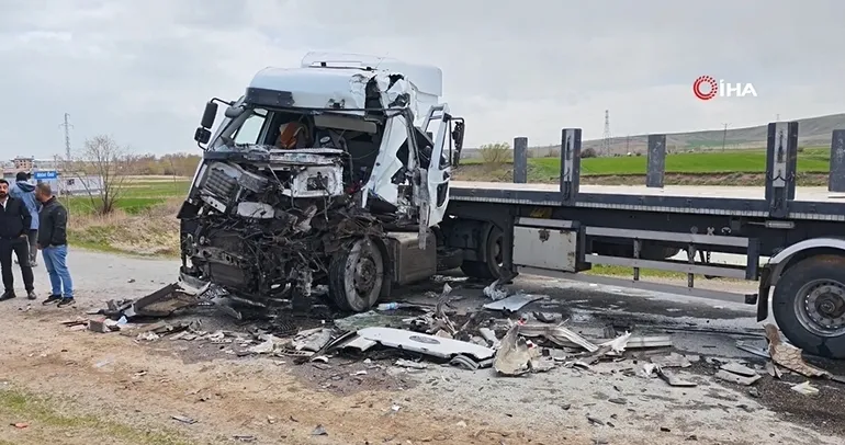 Ahlat’ta iki tır çarpıştı: 1 yaralı