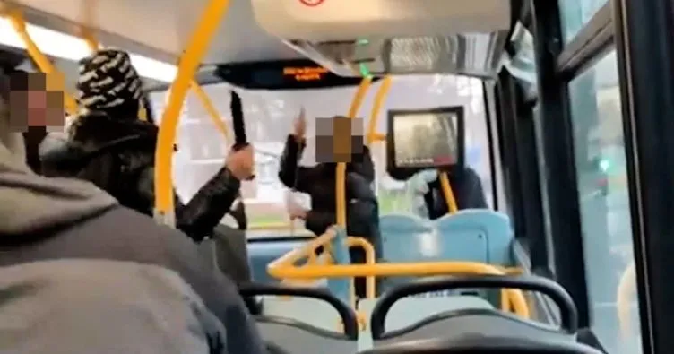 Londra’da otobüste dehşet anları: Komando bıçaklı kılıçlı kavga...